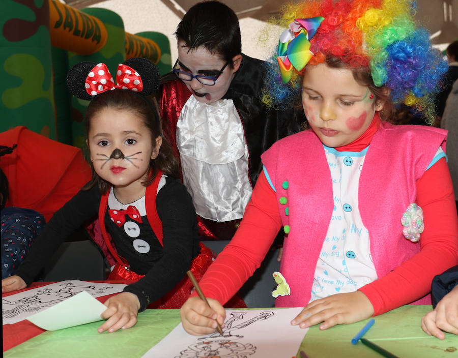 Fotos: Talleres infantiles en la Cúpula del Milenio de Valladolid por carnaval