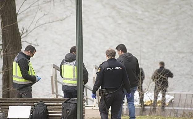 Miembros de la Policía Nacional en el lugar donde se ha recuperado el cuerpo. 