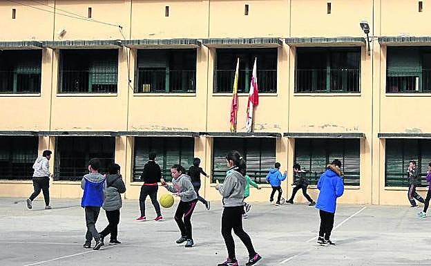 Alumnos del CEIP Fray Juan de la Cruz juegan en el patio. 