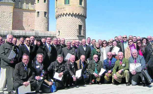 Integrantes de la asociación, frente al Alcázar de Segovia. 
