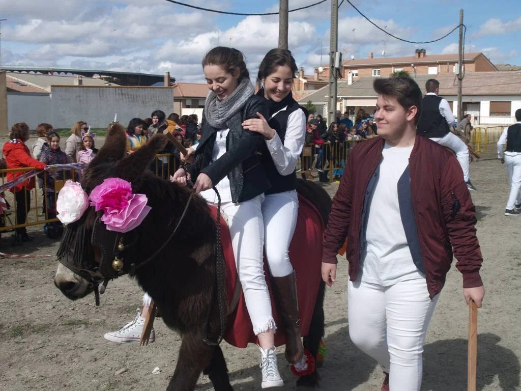 Fotos: Carrera de cintas en burro de los quintos en los carnavales de Pedrajas de San Esteban