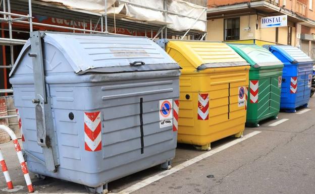 Contenedores de basura y de reciclaje en la vía pública de Salamanca.