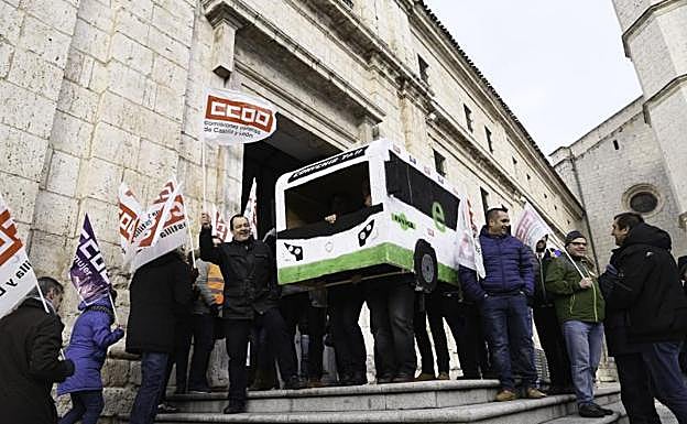 Protesta de trabajadores de Auvasa el pasado año. 