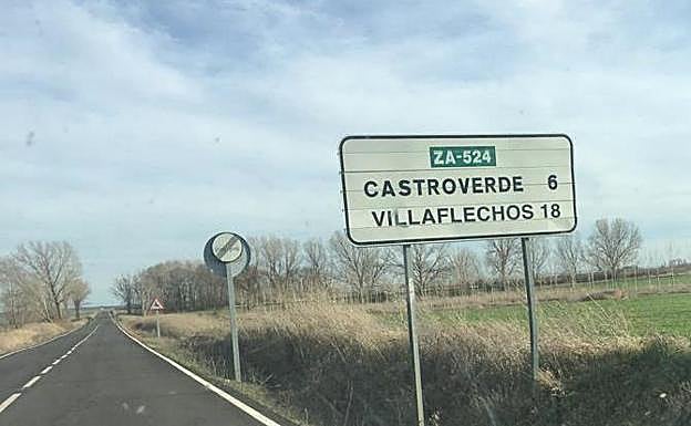 Señal de tráfico en la que se aprecia el error en el nombre del municipio.