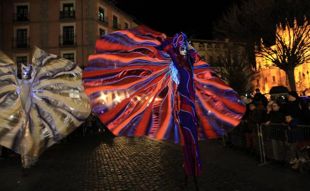 La compañía Pavana Teatro abre el desfile del Martes de Carnaval en Segovia. 