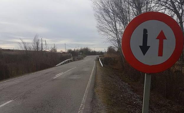 Imagen actual del puente sobre el Eresma en la carretera CL-607.