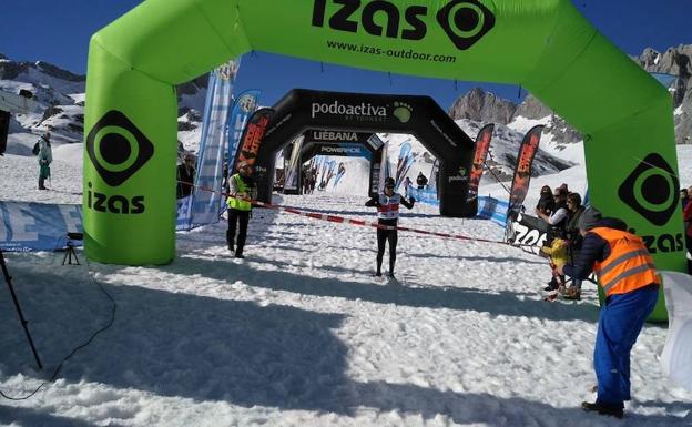 Momento de la llegada del atleta local.