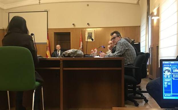 El acusado, El Terre (d), escucha a su exmujer mientras esta presta testimonio ante el tribunal. 