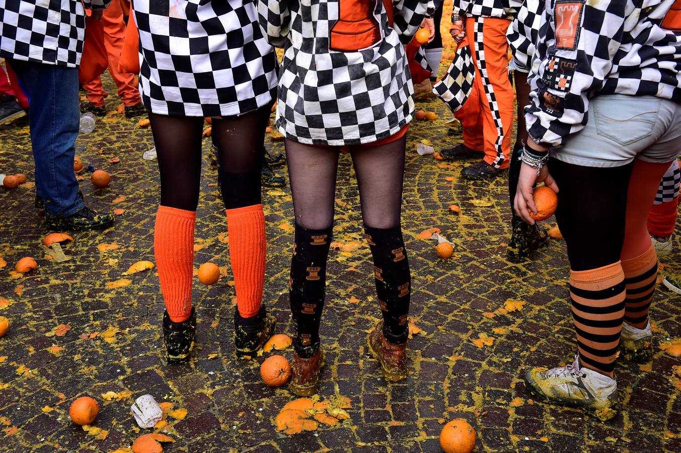 El histórico Carnaval de Ivrea, localidad de Piamonte en la provincia de Turín, representa la guerra civil entre el pueblo y las tropas reales napoleónicas, el día después de la muerte del odiado tirano Raineri de Bramante a manos de la 'Mugnaia' | Los equipos de lanzadores de naranjas a pie (el pueblo) defienden sus plazas de los lanzadores de los carros (el Estado Mayor Napoleónico) a golpe de naranja