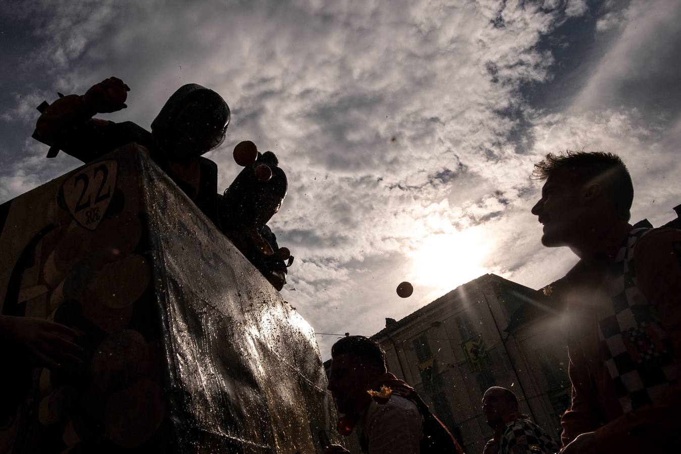 El histórico Carnaval de Ivrea, localidad de Piamonte en la provincia de Turín, representa la guerra civil entre el pueblo y las tropas reales napoleónicas, el día después de la muerte del odiado tirano Raineri de Bramante a manos de la 'Mugnaia' | Los equipos de lanzadores de naranjas a pie (el pueblo) defienden sus plazas de los lanzadores de los carros (el Estado Mayor Napoleónico) a golpe de naranja