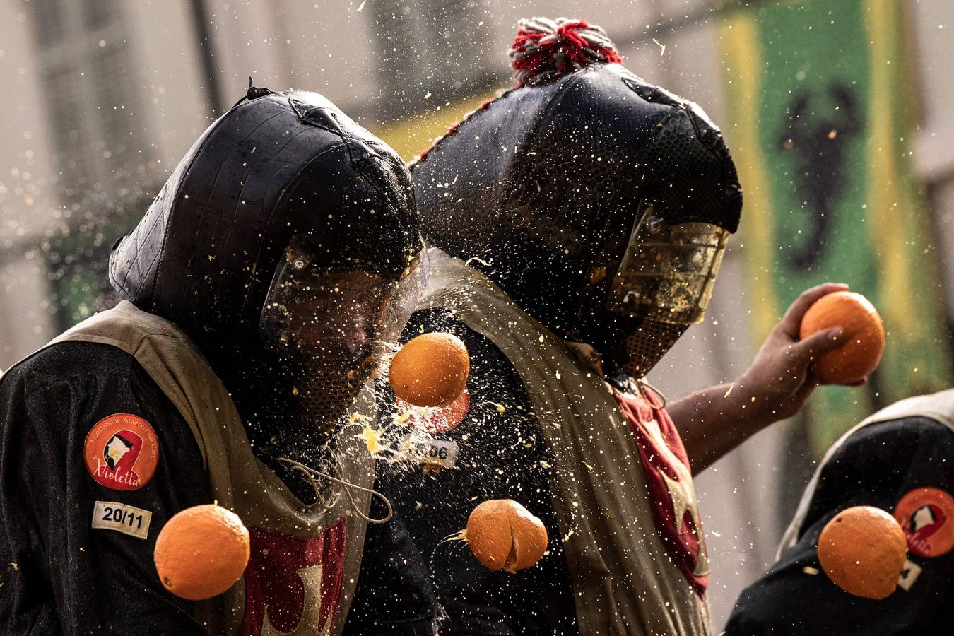 El histórico Carnaval de Ivrea, localidad de Piamonte en la provincia de Turín, representa la guerra civil entre el pueblo y las tropas reales napoleónicas, el día después de la muerte del odiado tirano Raineri de Bramante a manos de la 'Mugnaia' | Los equipos de lanzadores de naranjas a pie (el pueblo) defienden sus plazas de los lanzadores de los carros (el Estado Mayor Napoleónico) a golpe de naranja