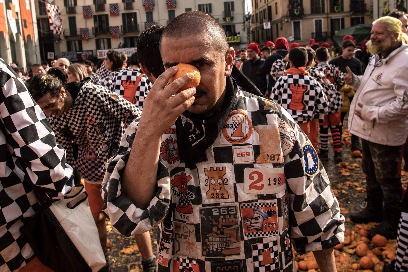 El histórico Carnaval de Ivrea, localidad de Piamonte en la provincia de Turín, representa la guerra civil entre el pueblo y las tropas reales napoleónicas, el día después de la muerte del odiado tirano Raineri de Bramante a manos de la 'Mugnaia' | Los equipos de lanzadores de naranjas a pie (el pueblo) defienden sus plazas de los lanzadores de los carros (el Estado Mayor Napoleónico) a golpe de naranja