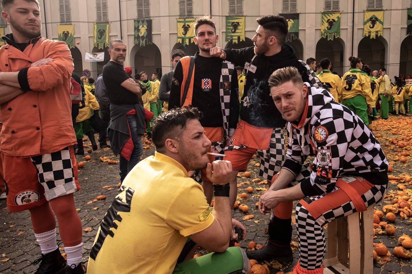 El histórico Carnaval de Ivrea, localidad de Piamonte en la provincia de Turín, representa la guerra civil entre el pueblo y las tropas reales napoleónicas, el día después de la muerte del odiado tirano Raineri de Bramante a manos de la 'Mugnaia' | Los equipos de lanzadores de naranjas a pie (el pueblo) defienden sus plazas de los lanzadores de los carros (el Estado Mayor Napoleónico) a golpe de naranja