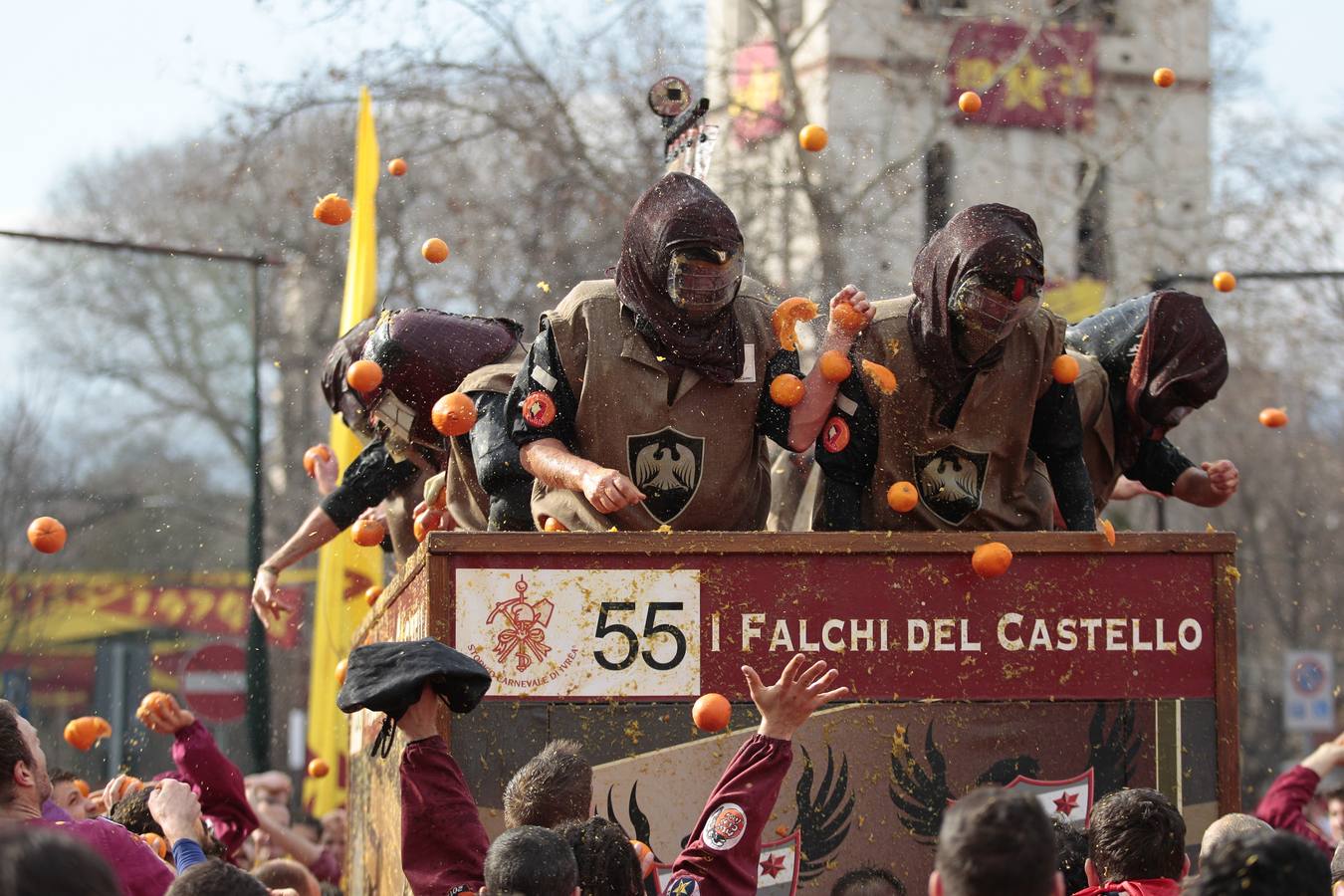 El histórico Carnaval de Ivrea, localidad de Piamonte en la provincia de Turín, representa la guerra civil entre el pueblo y las tropas reales napoleónicas, el día después de la muerte del odiado tirano Raineri de Bramante a manos de la 'Mugnaia' | Los equipos de lanzadores de naranjas a pie (el pueblo) defienden sus plazas de los lanzadores de los carros (el Estado Mayor Napoleónico) a golpe de naranja