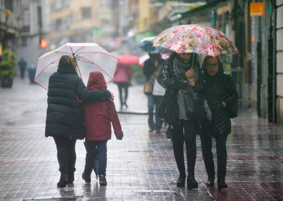 Fotos: Lluvia y viento en Valladolid