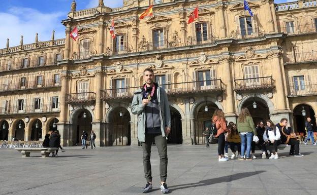 Álvaro de Arriba, en la Plaza Mayor de Salamanca. 