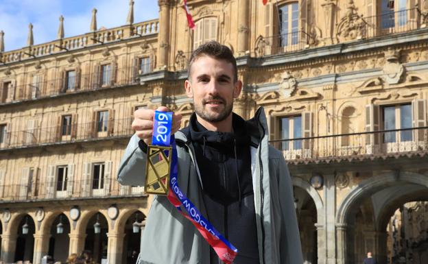 Álvaro de Arriba, con su medalla de oro en el reciente Europe. 