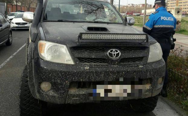 Un agente de la Policía Municipal multa al conductor del todoterreno con el foco sin homologar.