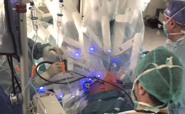 Operación quirúrgica con el robot Da Vinci en el Hospital de Burgos.