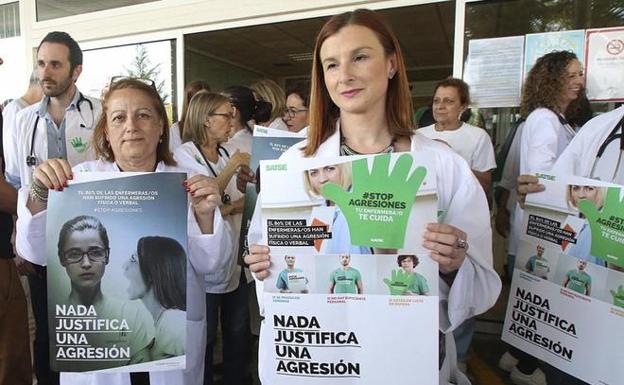 Sanitarios se concentran en el hospital de Almería contra las agresiones. 