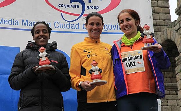 Las tres primeras clasificadas de la categoría femenina del año pasado posan con sus trofeos.