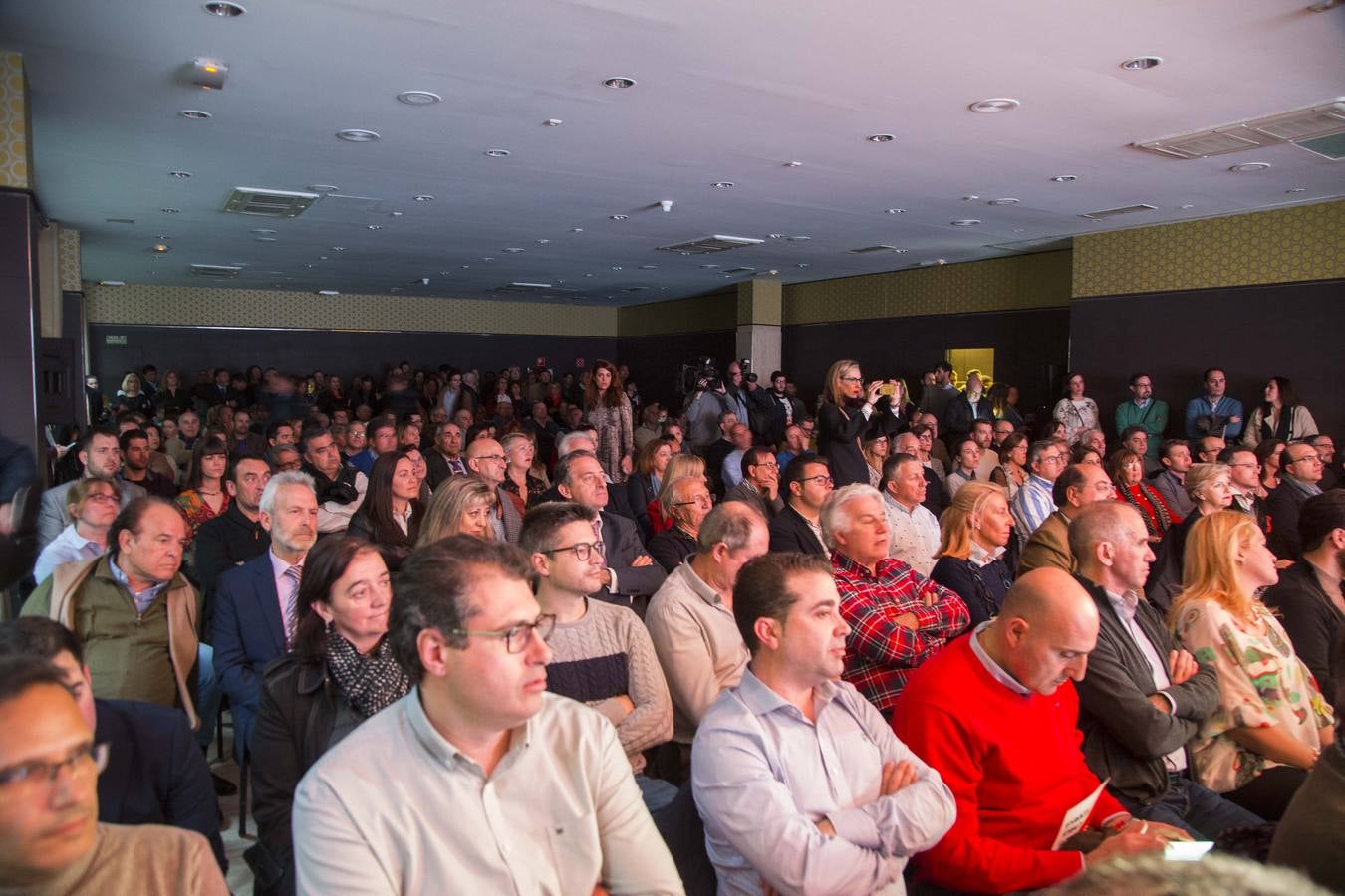 Arropada con la presencia del portavoz de la formación naranja en el Congreso, Juan Carlos Girauta