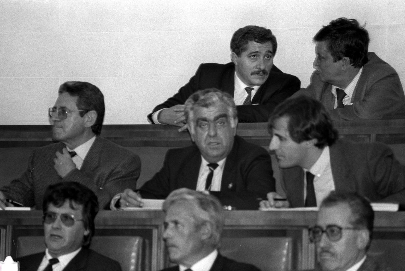 13.11.86 En la fila del medio, los tres procuradores del Grupo Mixto, de i a d; Francisco Montoya, Daniel de Fernando y Francisco Alonso, en el debate de investidura del próximo presidente de la Junta.