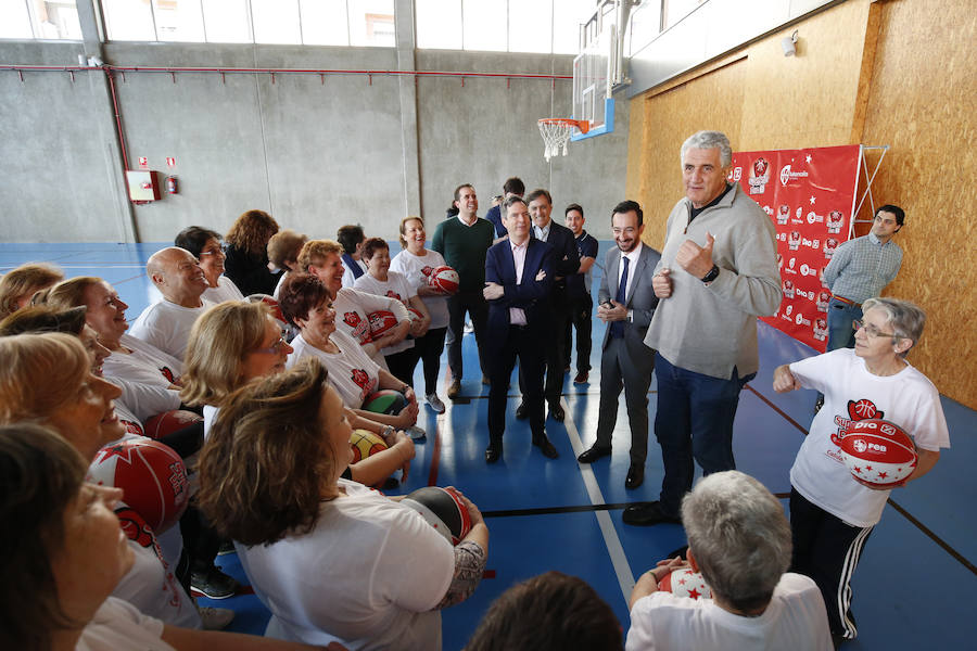 El alcalde de Salamanca, Carlos García Carbayo, y el exjugador Fernando Romay han visitado a los 50 participantes de la segunda edición en la capital charra