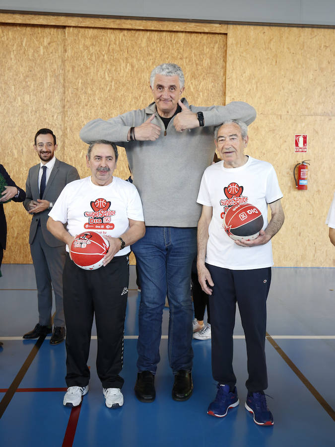 El alcalde de Salamanca, Carlos García Carbayo, y el exjugador Fernando Romay han visitado a los 50 participantes de la segunda edición en la capital charra