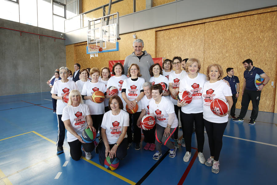 El alcalde de Salamanca, Carlos García Carbayo, y el exjugador Fernando Romay han visitado a los 50 participantes de la segunda edición en la capital charra