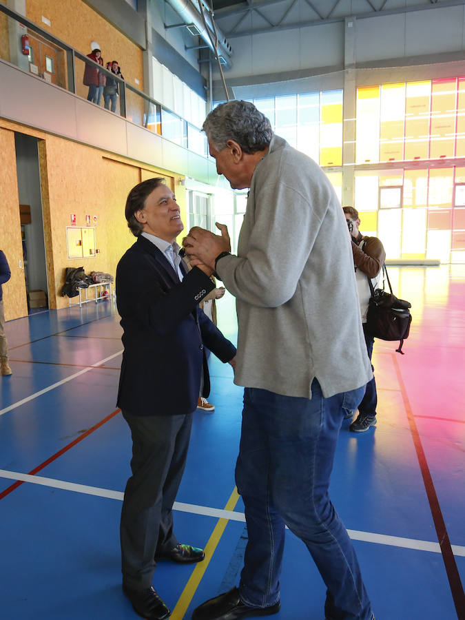 El alcalde de Salamanca, Carlos García Carbayo, y el exjugador Fernando Romay han visitado a los 50 participantes de la segunda edición en la capital charra