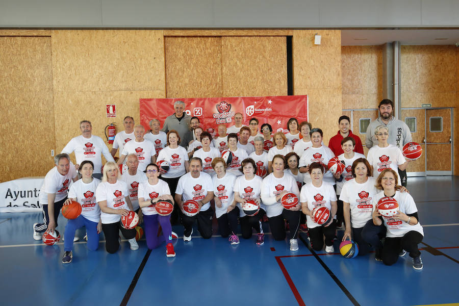 El alcalde de Salamanca, Carlos García Carbayo, y el exjugador Fernando Romay han visitado a los 50 participantes de la segunda edición en la capital charra