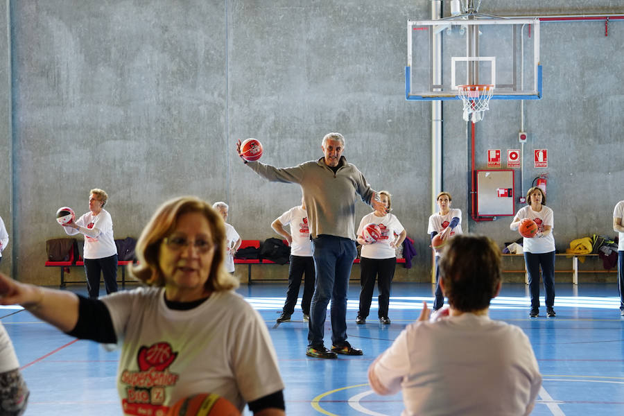 El alcalde de Salamanca, Carlos García Carbayo, y el exjugador Fernando Romay han visitado a los 50 participantes de la segunda edición en la capital charra