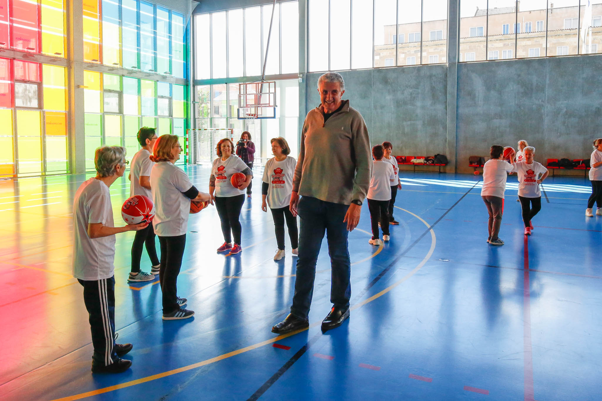 El alcalde de Salamanca, Carlos García Carbayo, y el exjugador Fernando Romay han visitado a los 50 participantes de la segunda edición en la capital charra