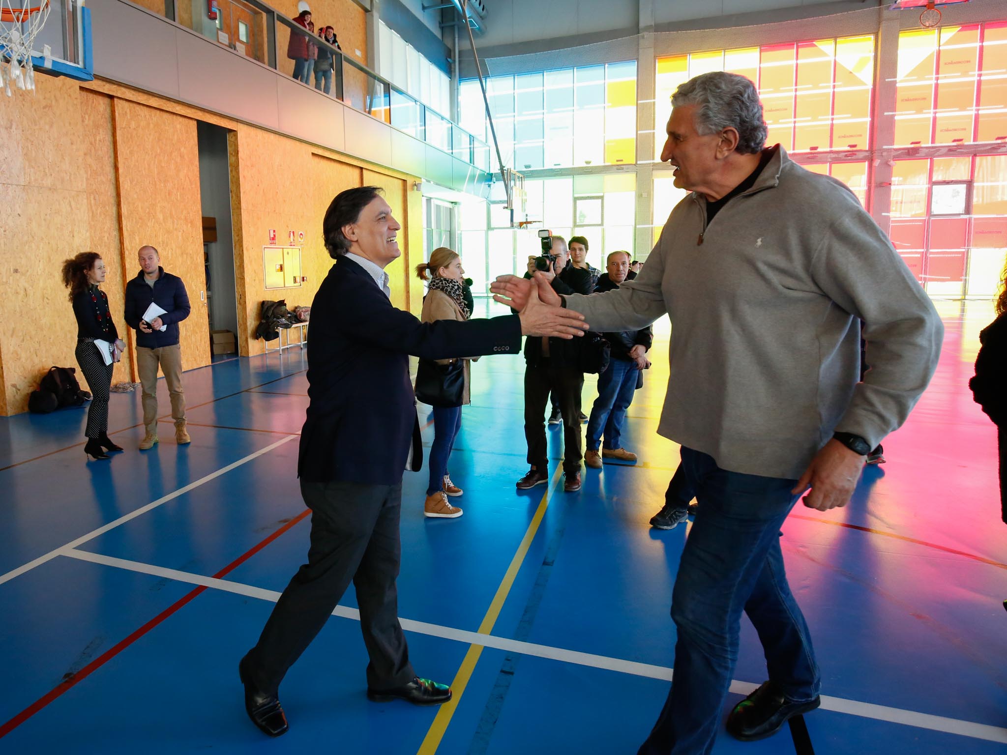 El alcalde de Salamanca, Carlos García Carbayo, y el exjugador Fernando Romay han visitado a los 50 participantes de la segunda edición en la capital charra