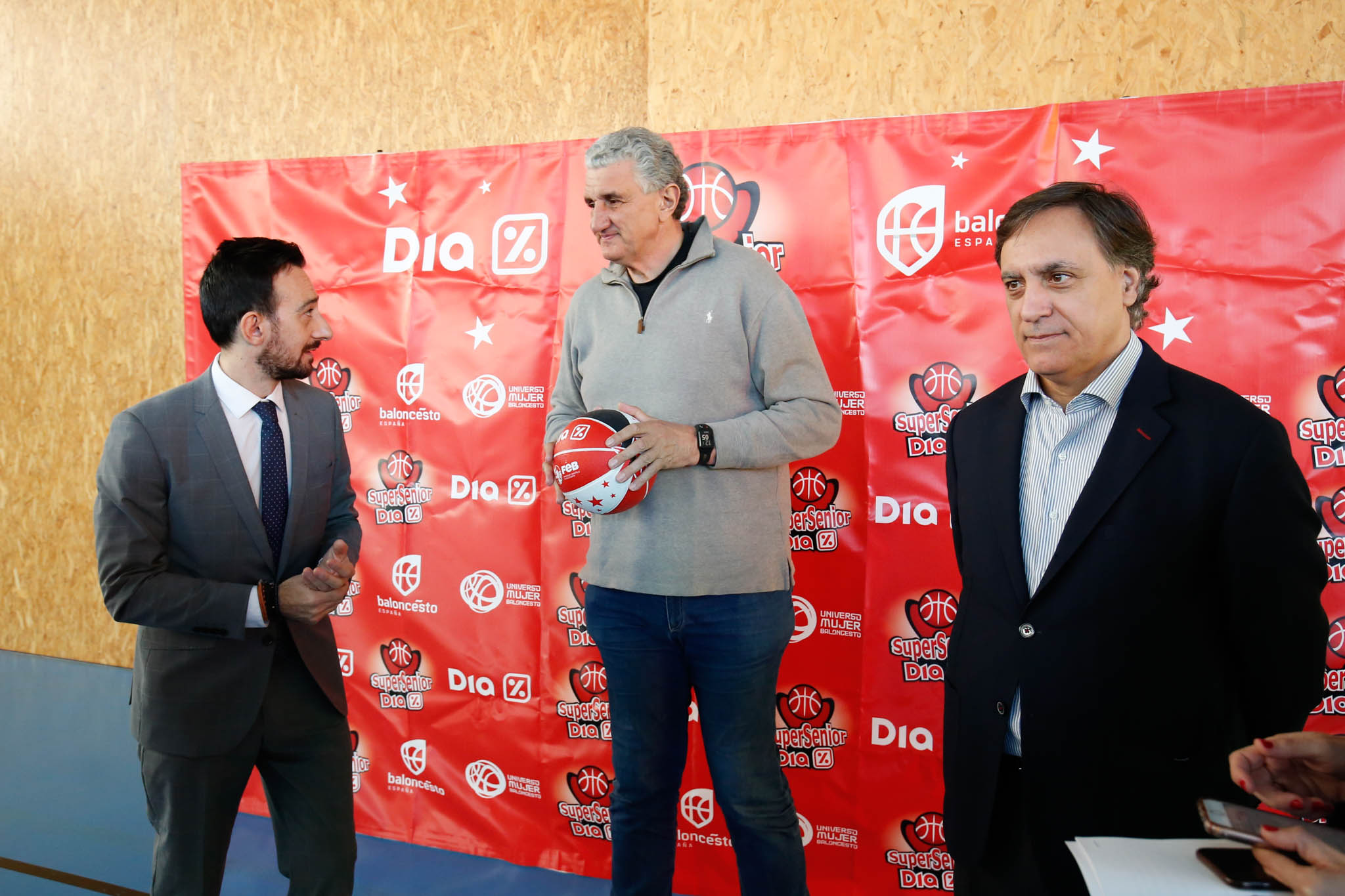 El alcalde de Salamanca, Carlos García Carbayo, y el exjugador Fernando Romay han visitado a los 50 participantes de la segunda edición en la capital charra