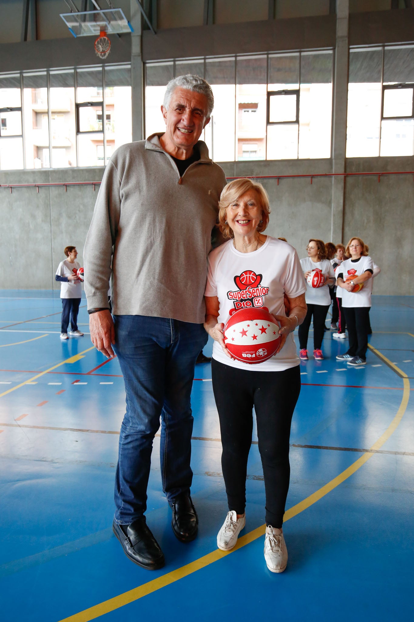 El alcalde de Salamanca, Carlos García Carbayo, y el exjugador Fernando Romay han visitado a los 50 participantes de la segunda edición en la capital charra