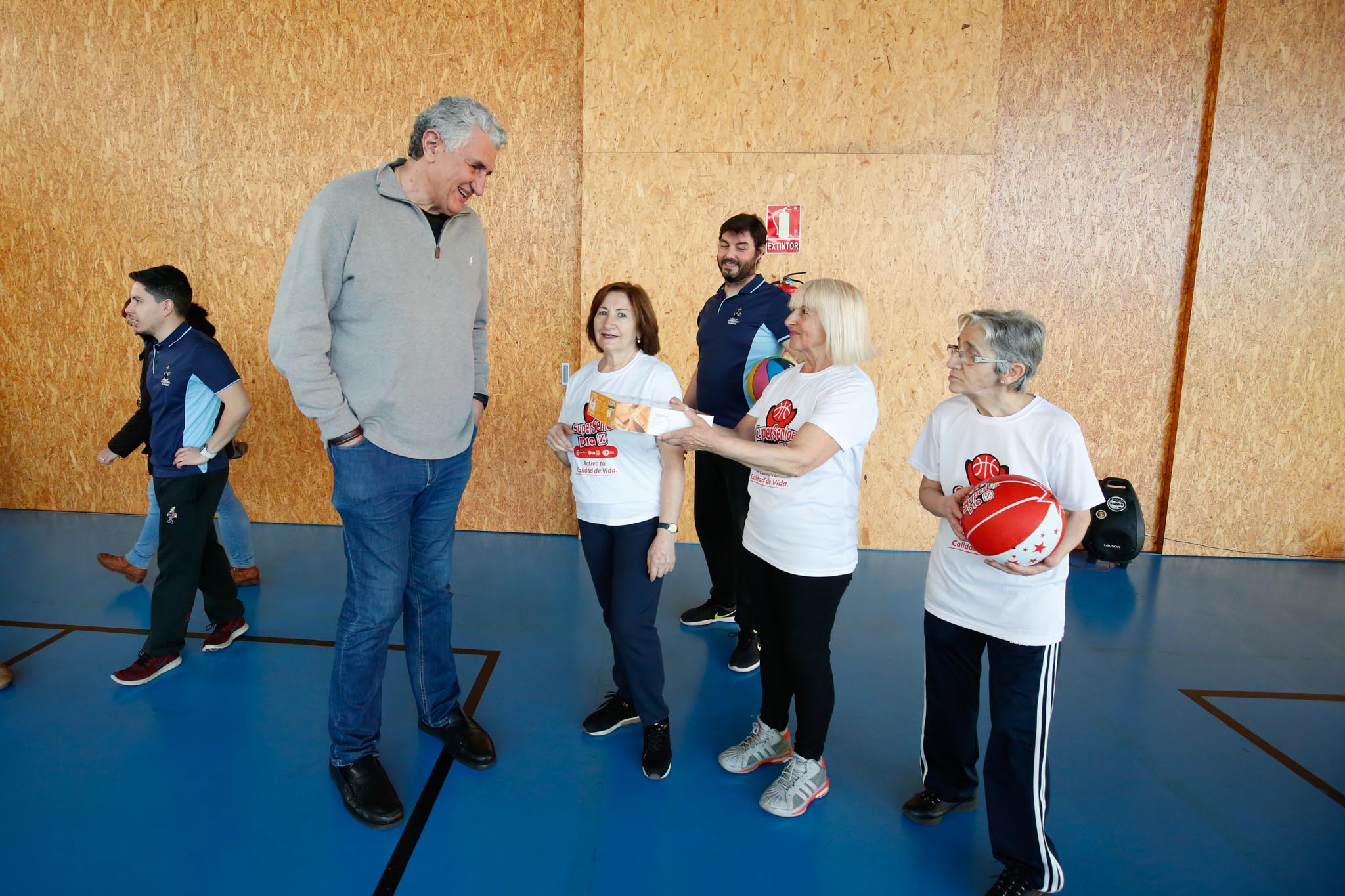 El alcalde de Salamanca, Carlos García Carbayo, y el exjugador Fernando Romay han visitado a los 50 participantes de la segunda edición en la capital charra