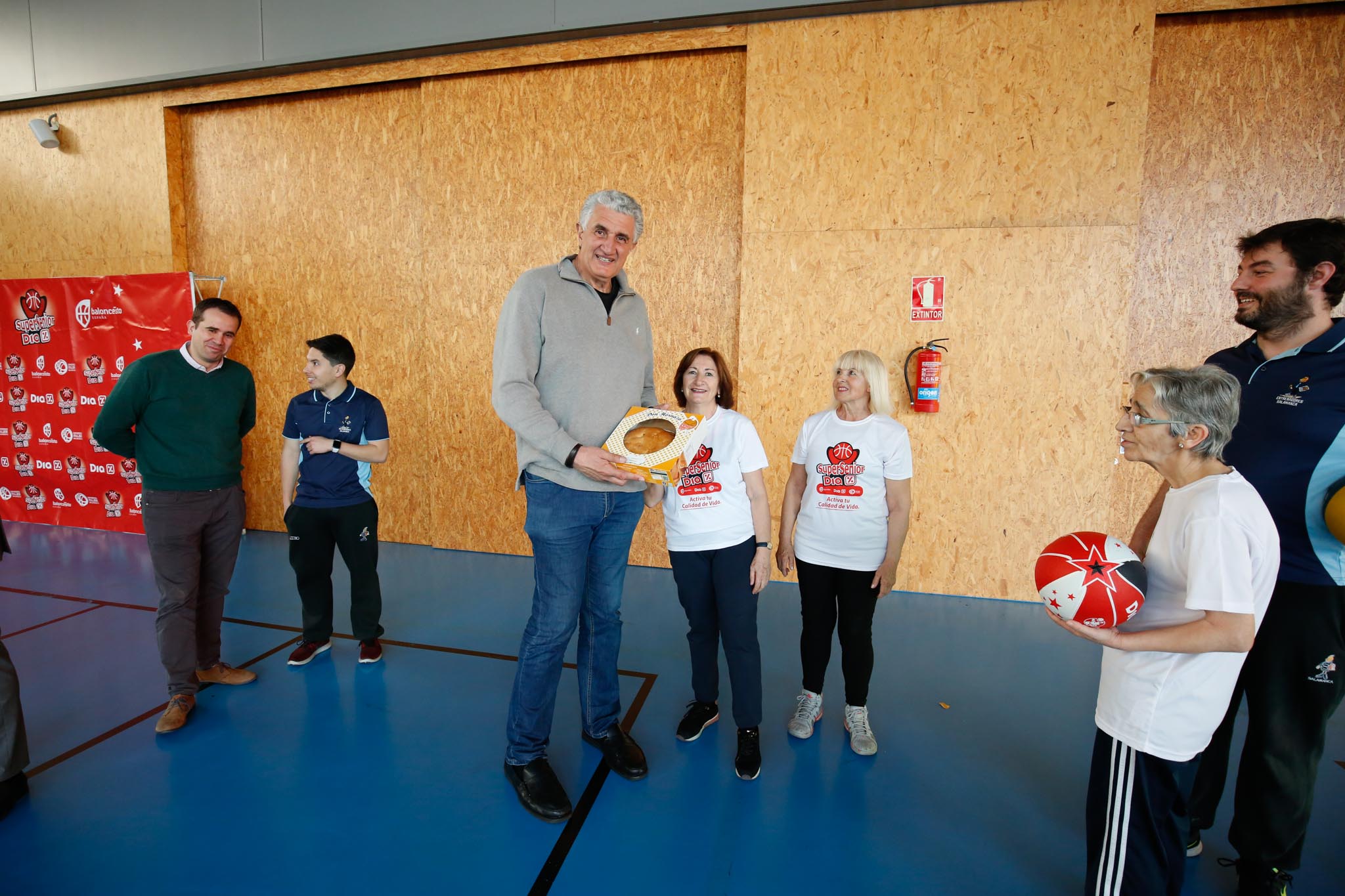 El alcalde de Salamanca, Carlos García Carbayo, y el exjugador Fernando Romay han visitado a los 50 participantes de la segunda edición en la capital charra