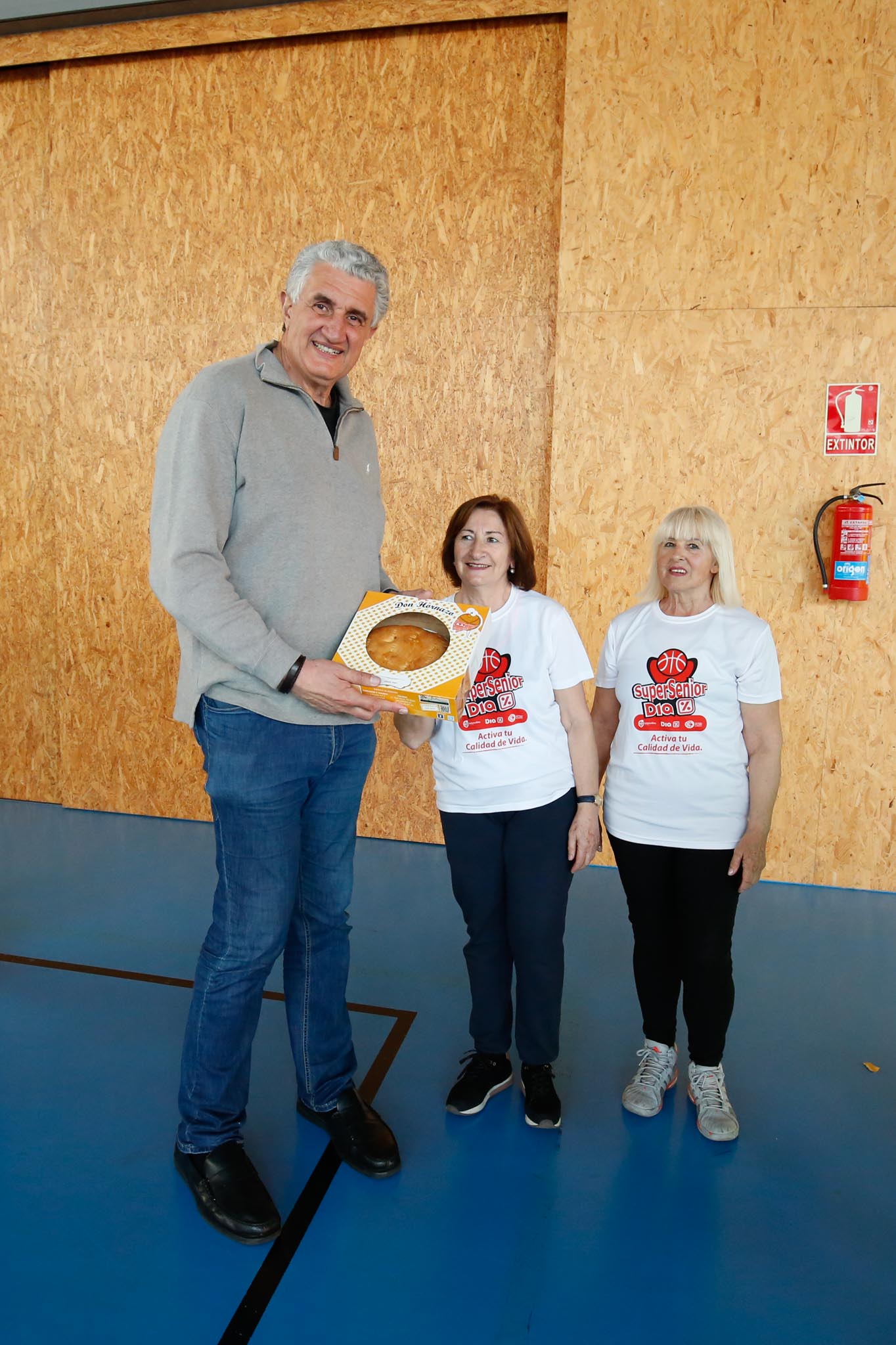 El alcalde de Salamanca, Carlos García Carbayo, y el exjugador Fernando Romay han visitado a los 50 participantes de la segunda edición en la capital charra