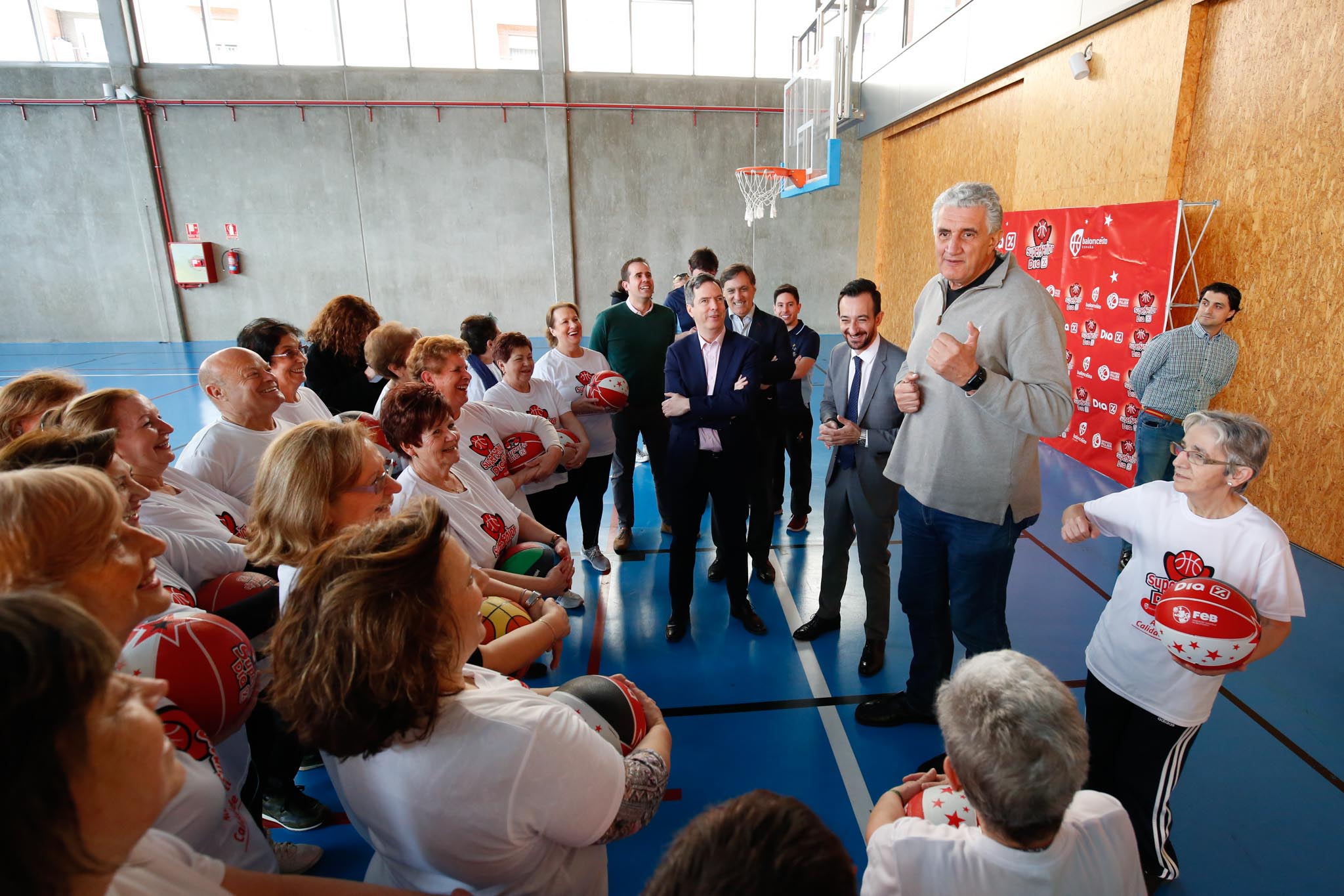 El alcalde de Salamanca, Carlos García Carbayo, y el exjugador Fernando Romay han visitado a los 50 participantes de la segunda edición en la capital charra