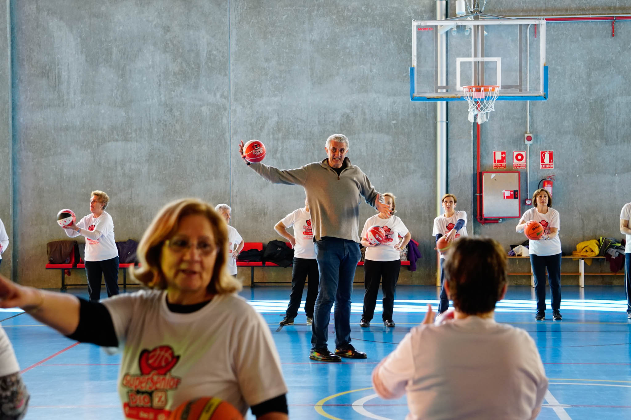 El alcalde de Salamanca, Carlos García Carbayo, y el exjugador Fernando Romay han visitado a los 50 participantes de la segunda edición en la capital charra