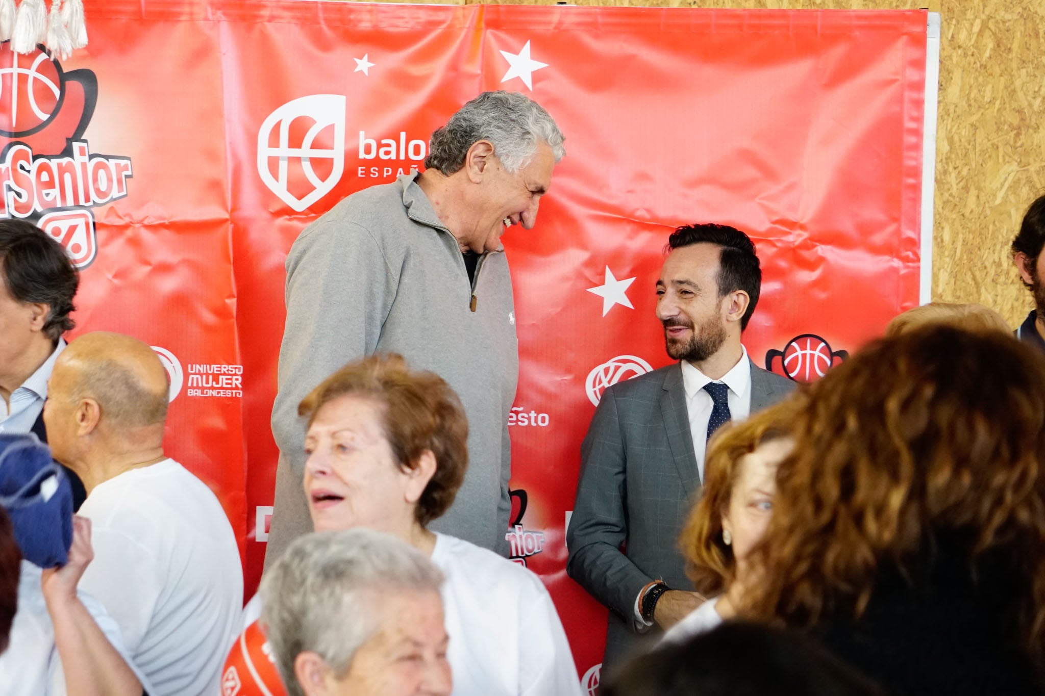 El alcalde de Salamanca, Carlos García Carbayo, y el exjugador Fernando Romay han visitado a los 50 participantes de la segunda edición en la capital charra