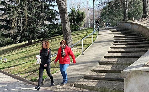 Dos mujeres bajan por la rampa actual del parque Patricia.