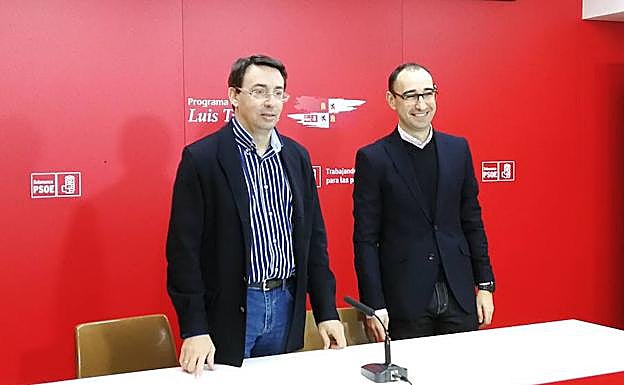 Fernando Pablos y Dacid Serrada, en la sede socialista.