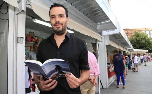 Alberto Martín sujeta uno de sus libros en una reciente feria literaria en Segovia. 