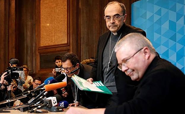 El cardenal francés Philippe Barbarin abandona una rueda de prensa este jueves en Lyon (Francia), para anunciar que presentará su dimisión al papa Francisco tras ser condenado a seis meses de prisión por encubrimiento de actos de pederastia. 