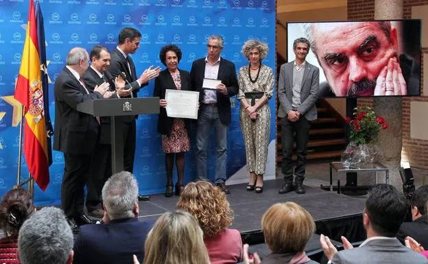 El presidente del Gobierno, Pedro Sánchez, y el presidente de la FEMP, Abel Caballero, entregan a la familia de Tomás Rodríguez Bolaños la Llave de Oro del Municipalismo a título póstumo.