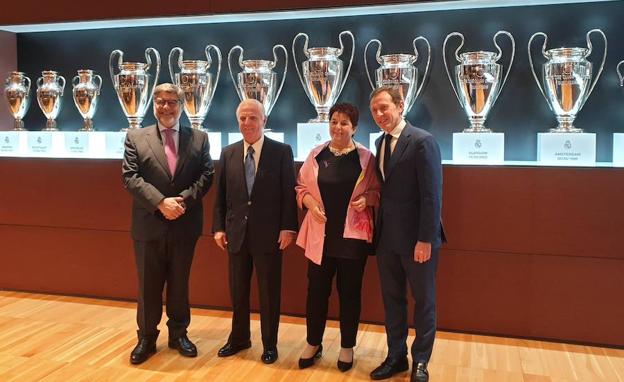 La alcaldesa, junto a Emilio Butragueño, en la sala de trofeos del Santiago Bernabéu.