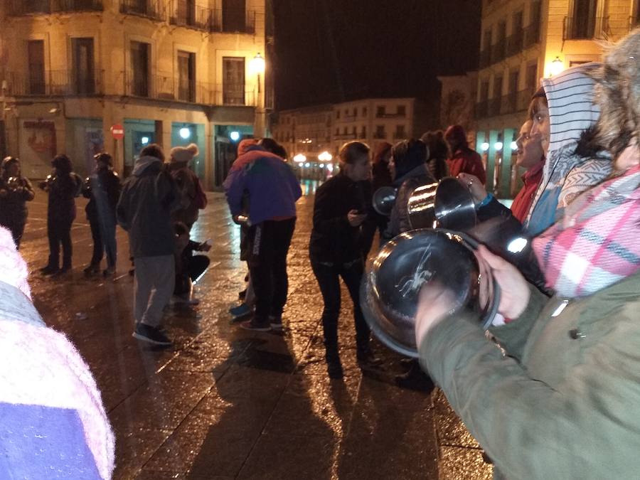 La lluvia acompañó a la cacelorada de inicio de la huelga del 8-M en Segovia. 